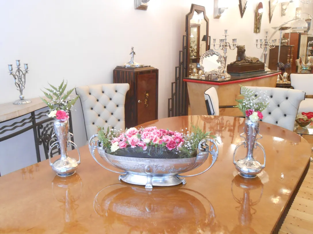 2 vases anciens décoratifs avec des fleurs