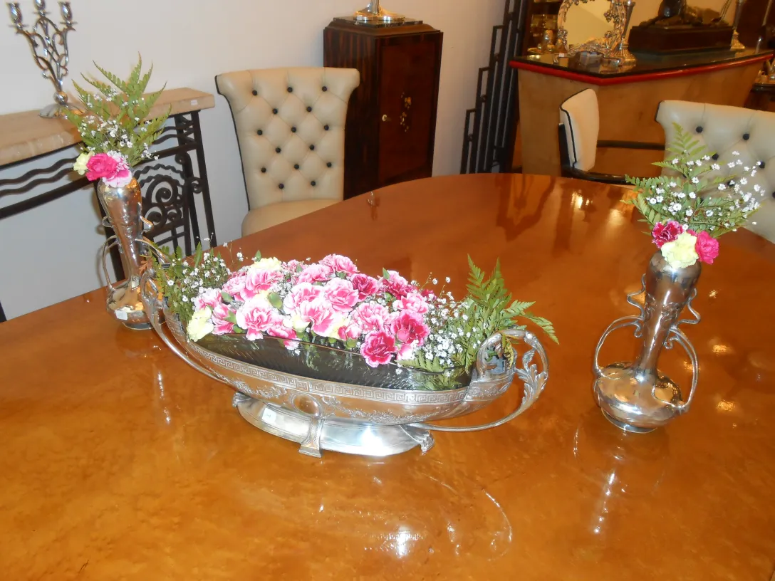 2 vasos antigos decorados com flores em mesa