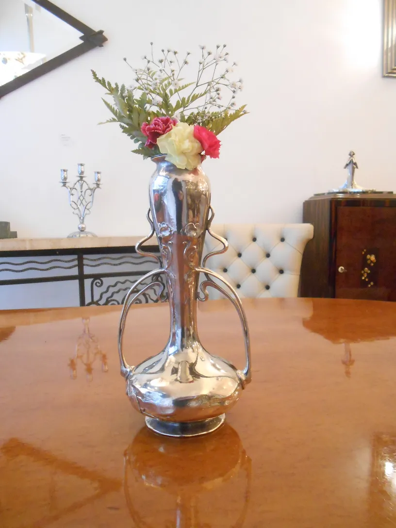 Antiker Art Nouveau-Vase mit dekorativen Blumen.