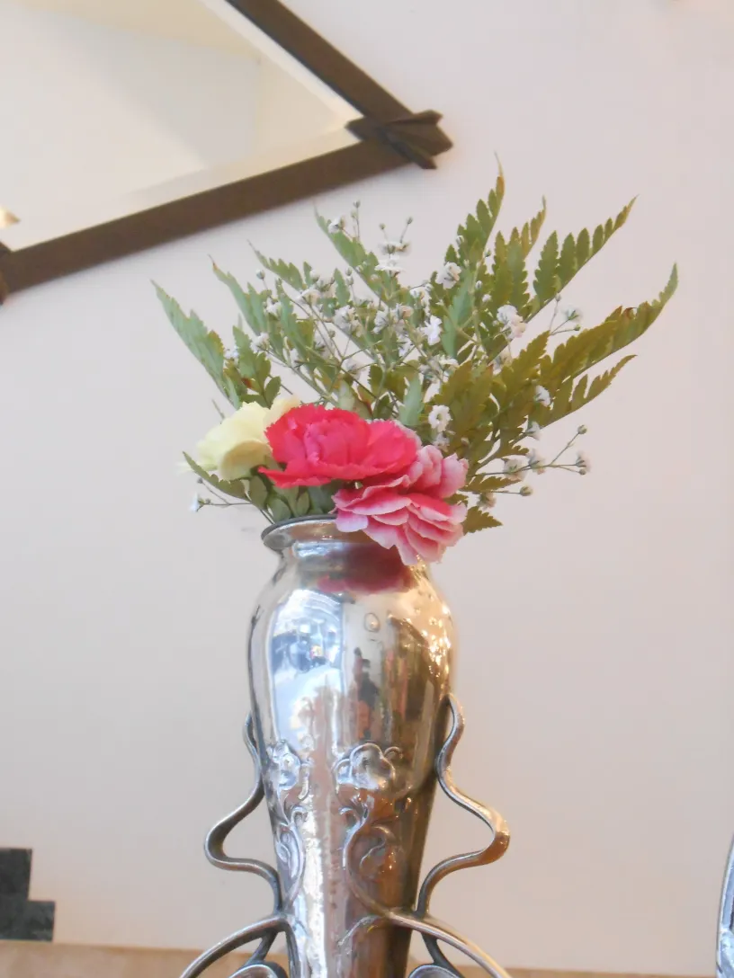 アールヌーヴォー様式の古い花瓶、色とりどりの花をあしらって