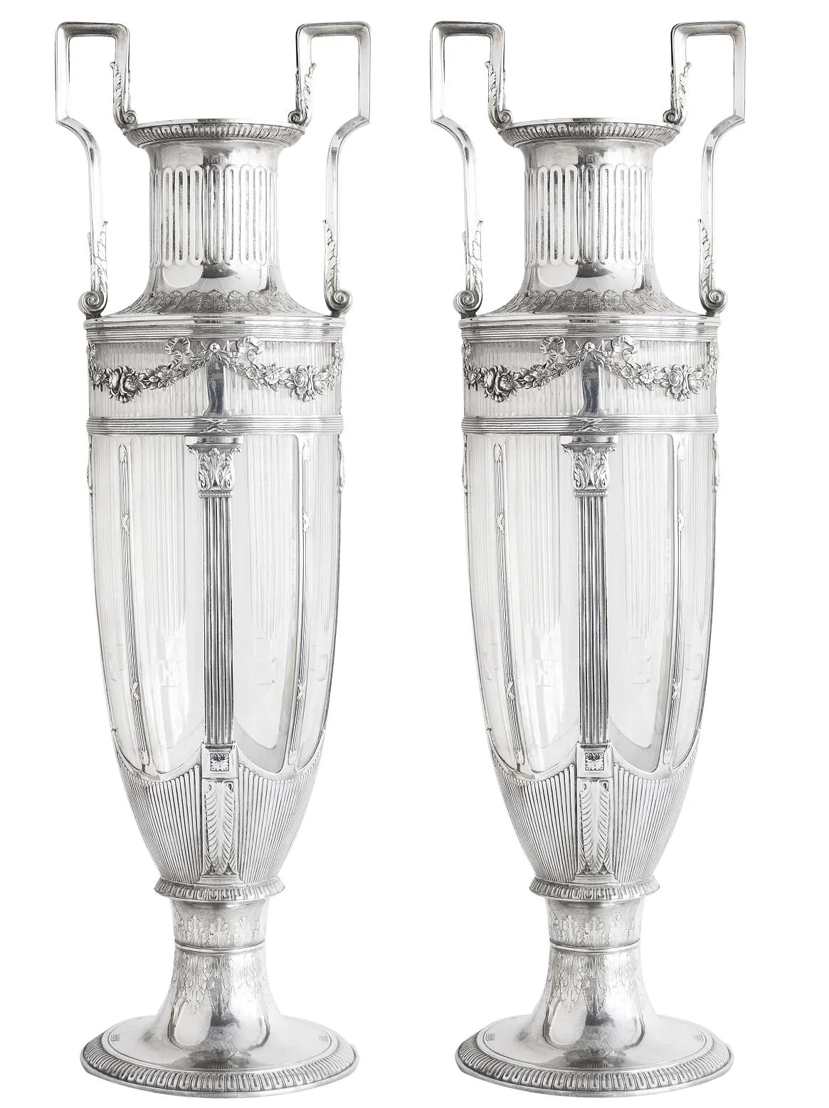 zwei antike dekorative blumenvasen mit elegantem design