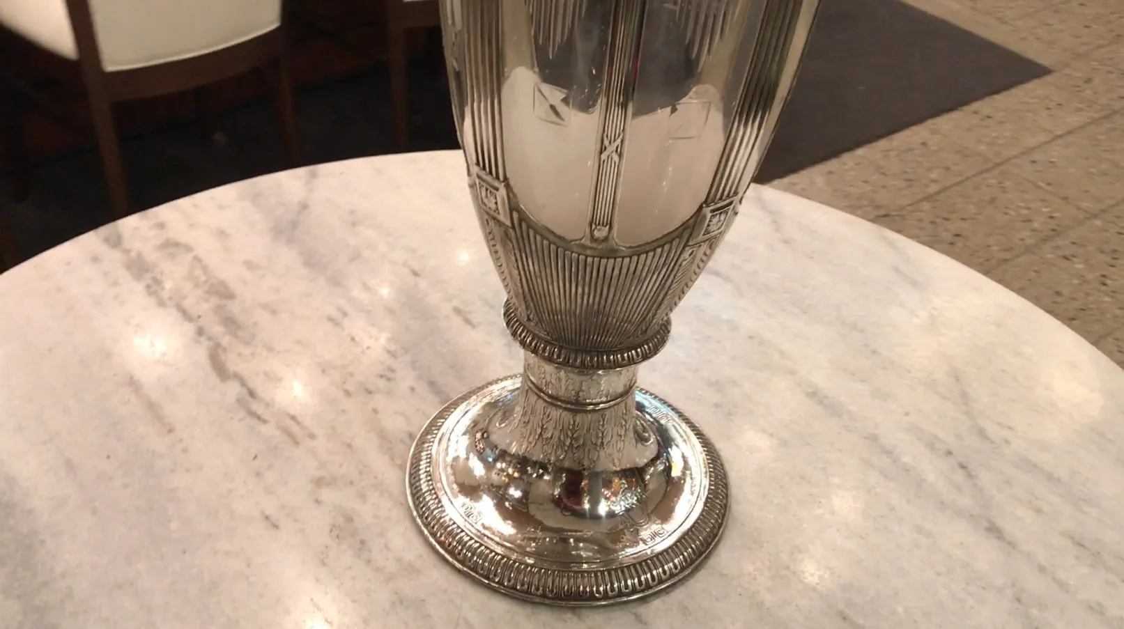 古い花瓶、アールヌーボーのデザイン、テーブルの上に。