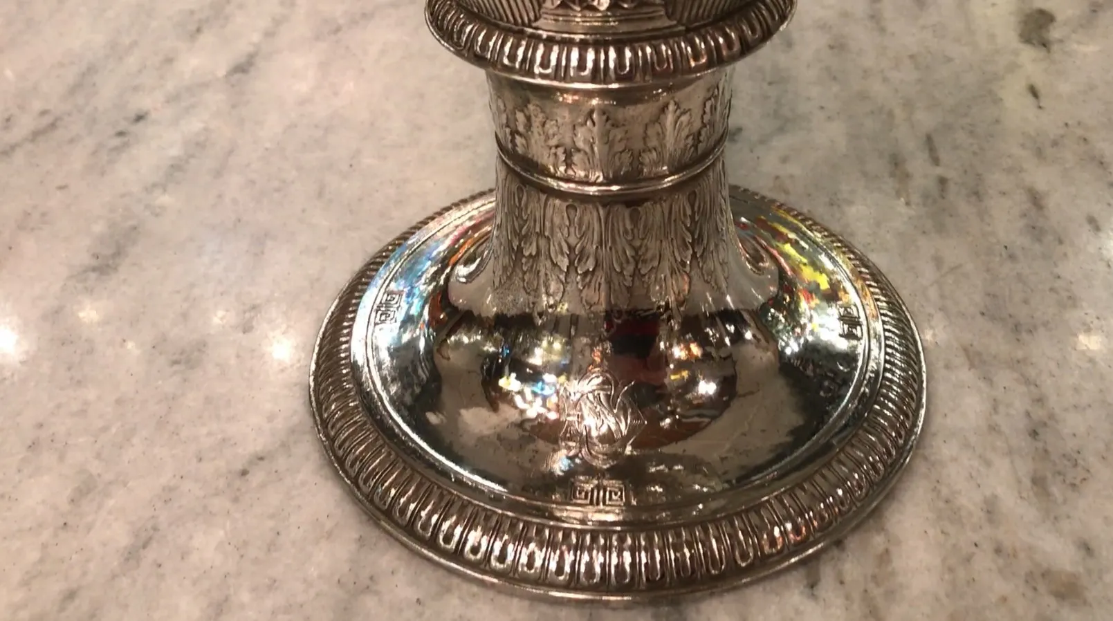 दो प्राचीन फूलदान सजावटी आर्ट नुवो शैली में।