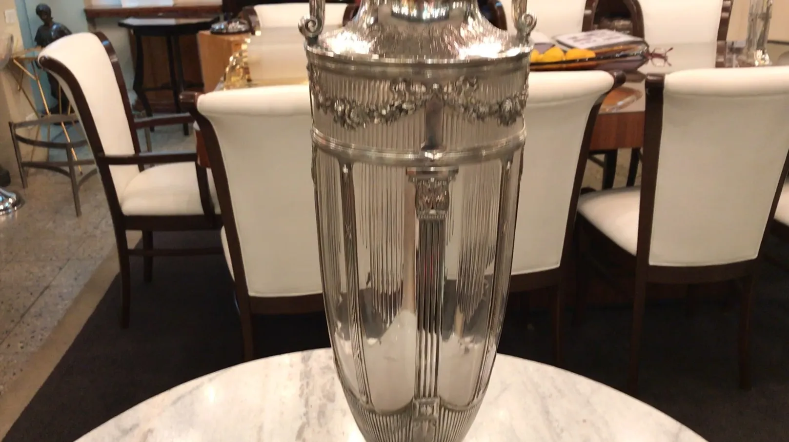 vasos antigos decorativos com design elegante em um ambiente moderno.