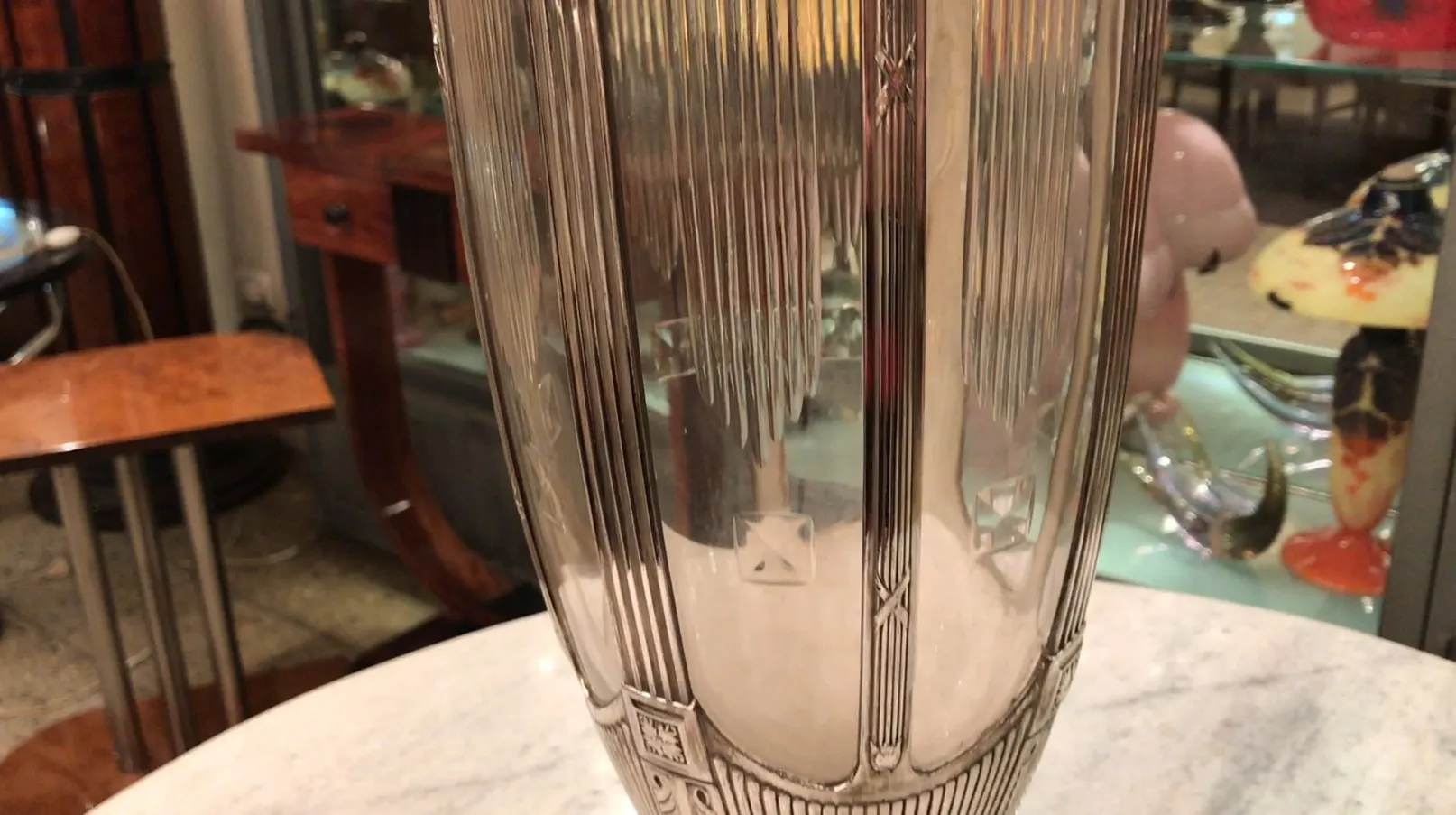 两个古董花瓶，具有优雅独特的设计。