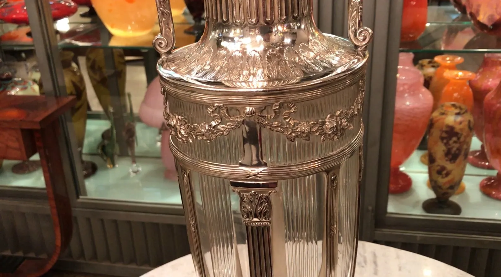 Deux vases anciens ornés de gravures complexes