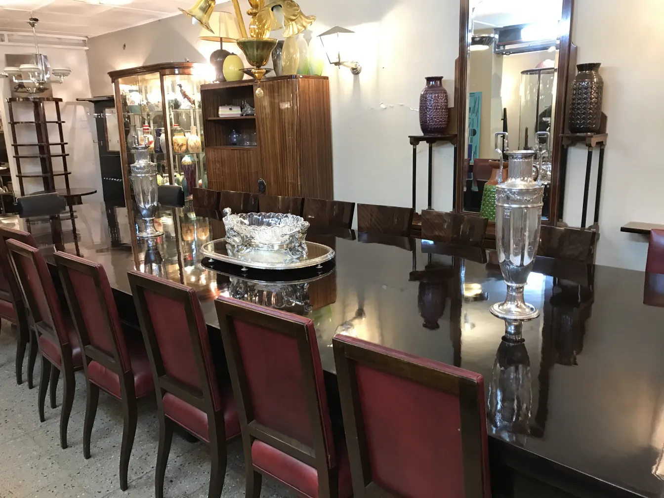 Dois vasos antigos decorativos em uma mesa elegante.