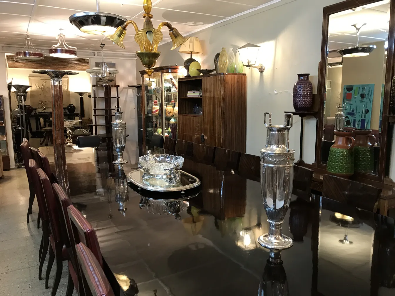 deux vases anciens décoratifs sur une table