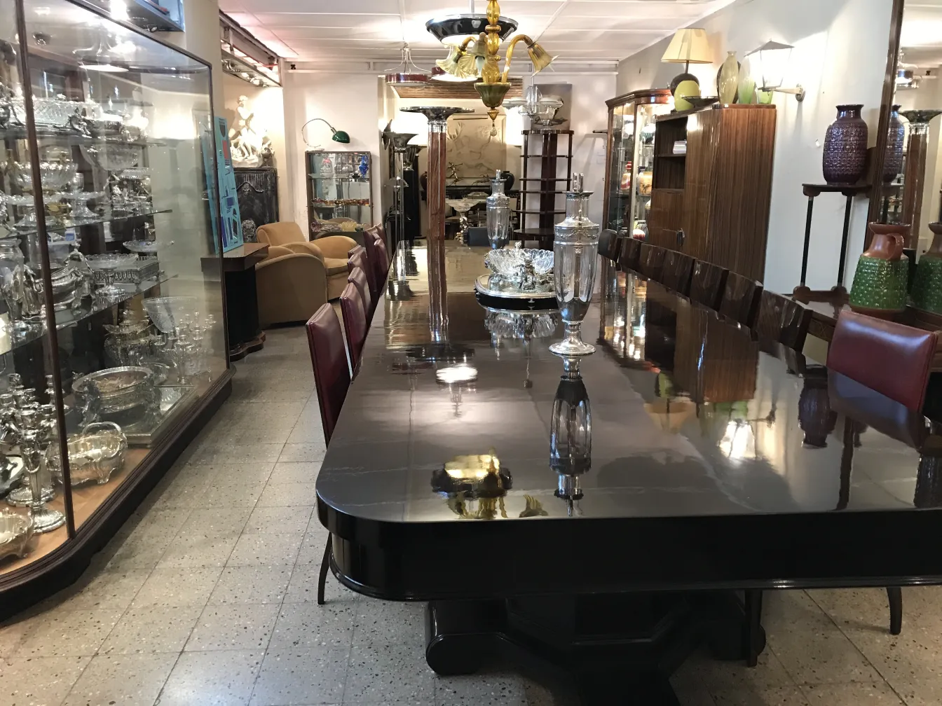 Dois vasos antigos decorativos em um ambiente elegante