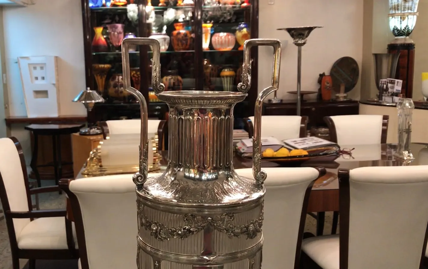 dois vasos decorativos antigos, atmosfera elegante