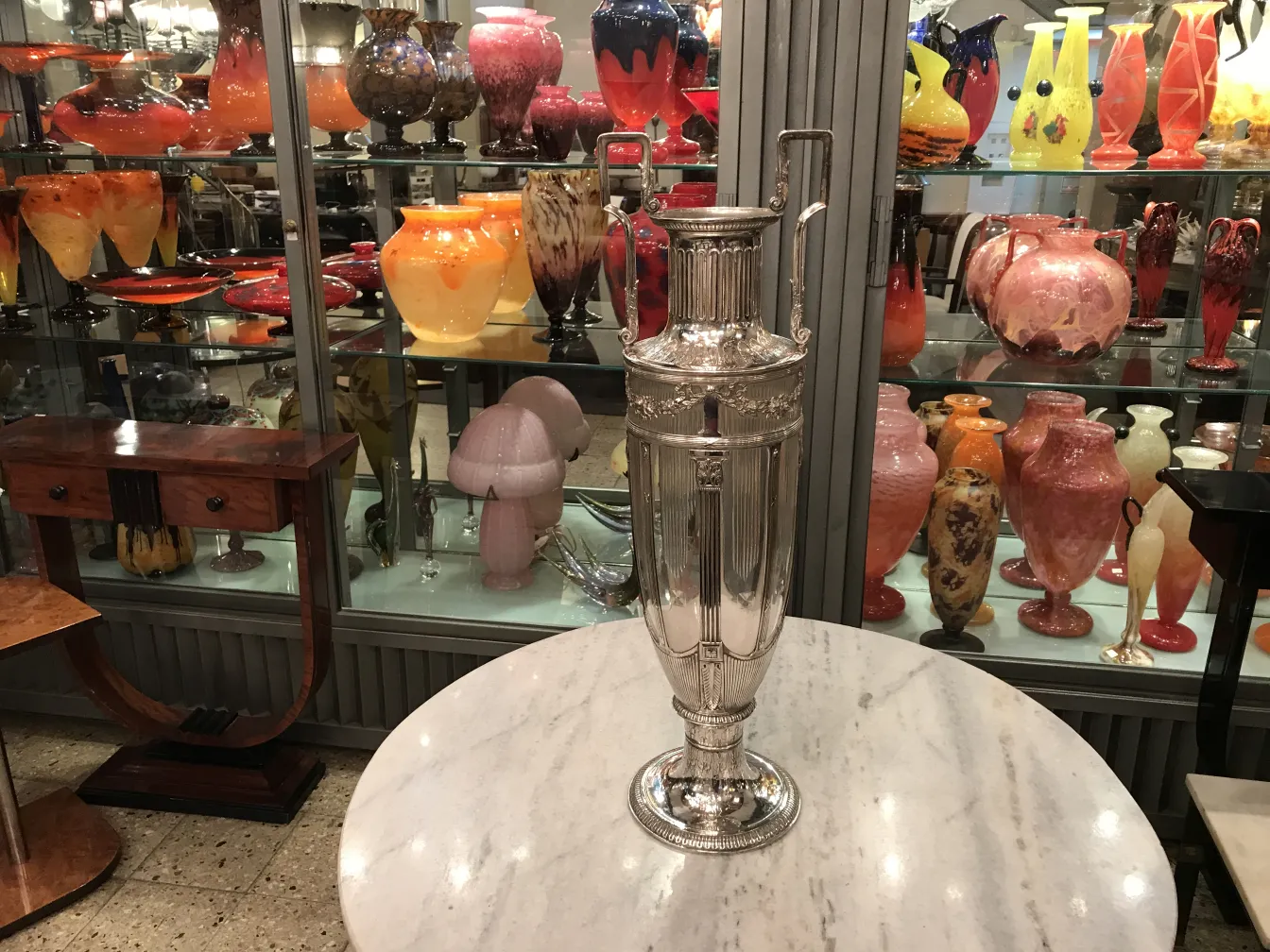 两个古董花瓶在一个装饰展台上