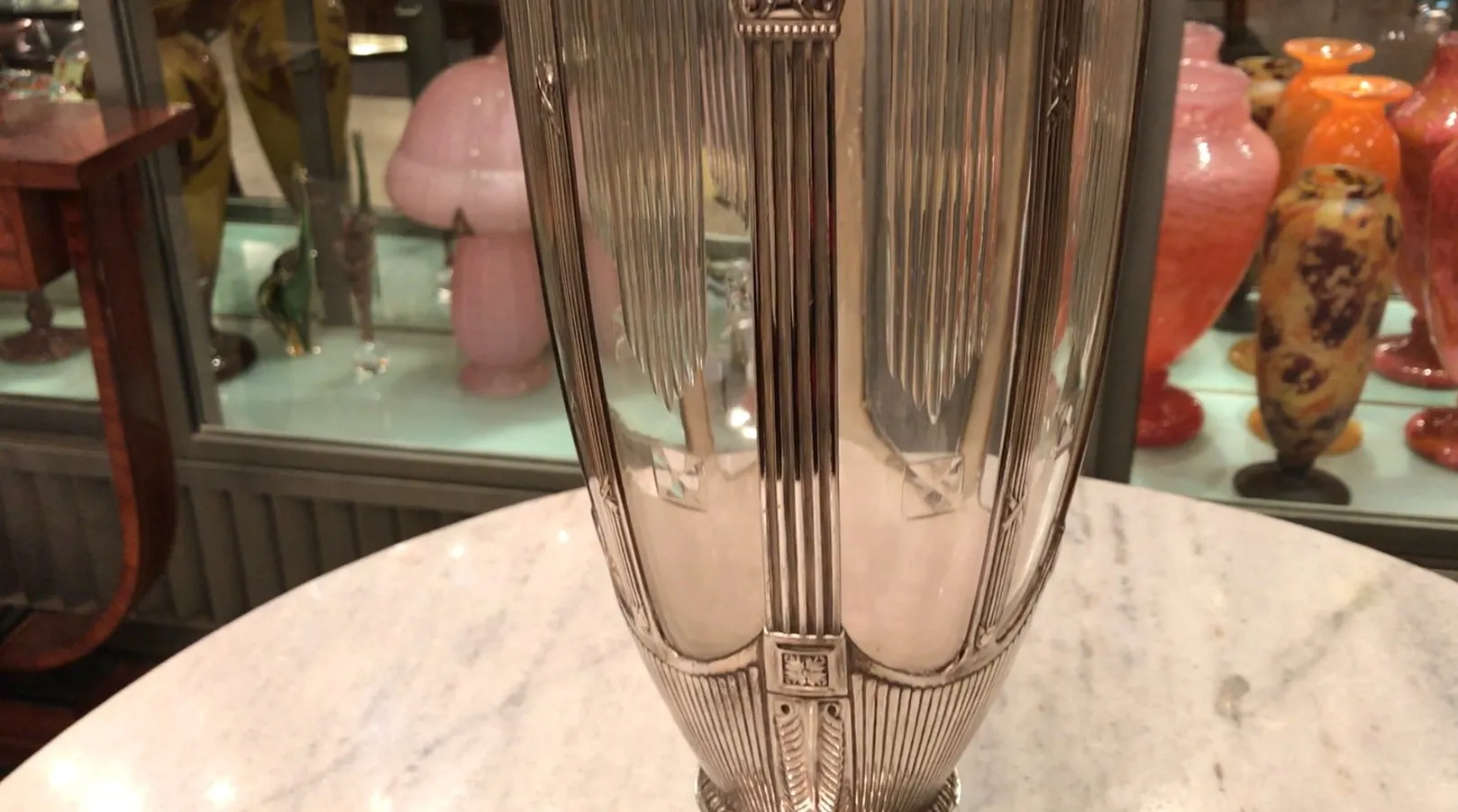 deux vases anciens avec un design élégant, décorés.