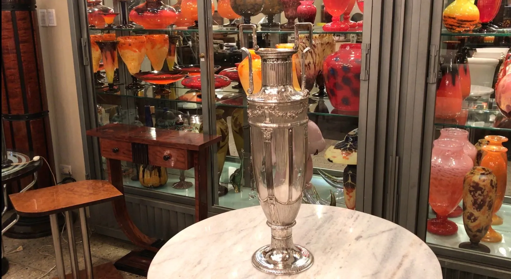 Vaso antigo em estilo Art Nouveau com fundo de antiguidades coloridas