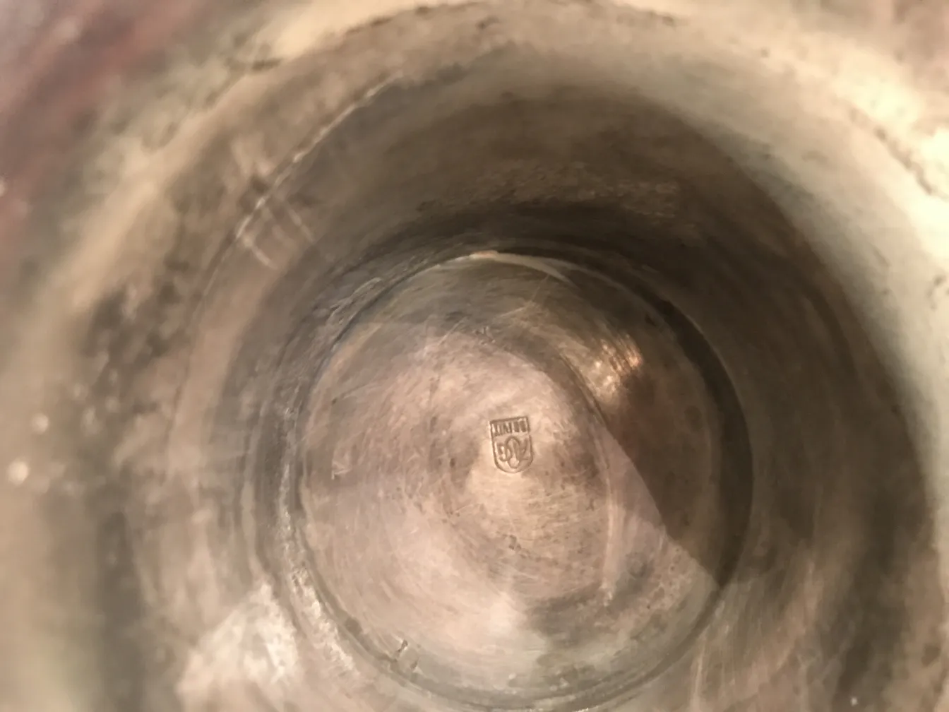 Visão interior de 2 vasos antigos art nouveau, detalhes visíveis