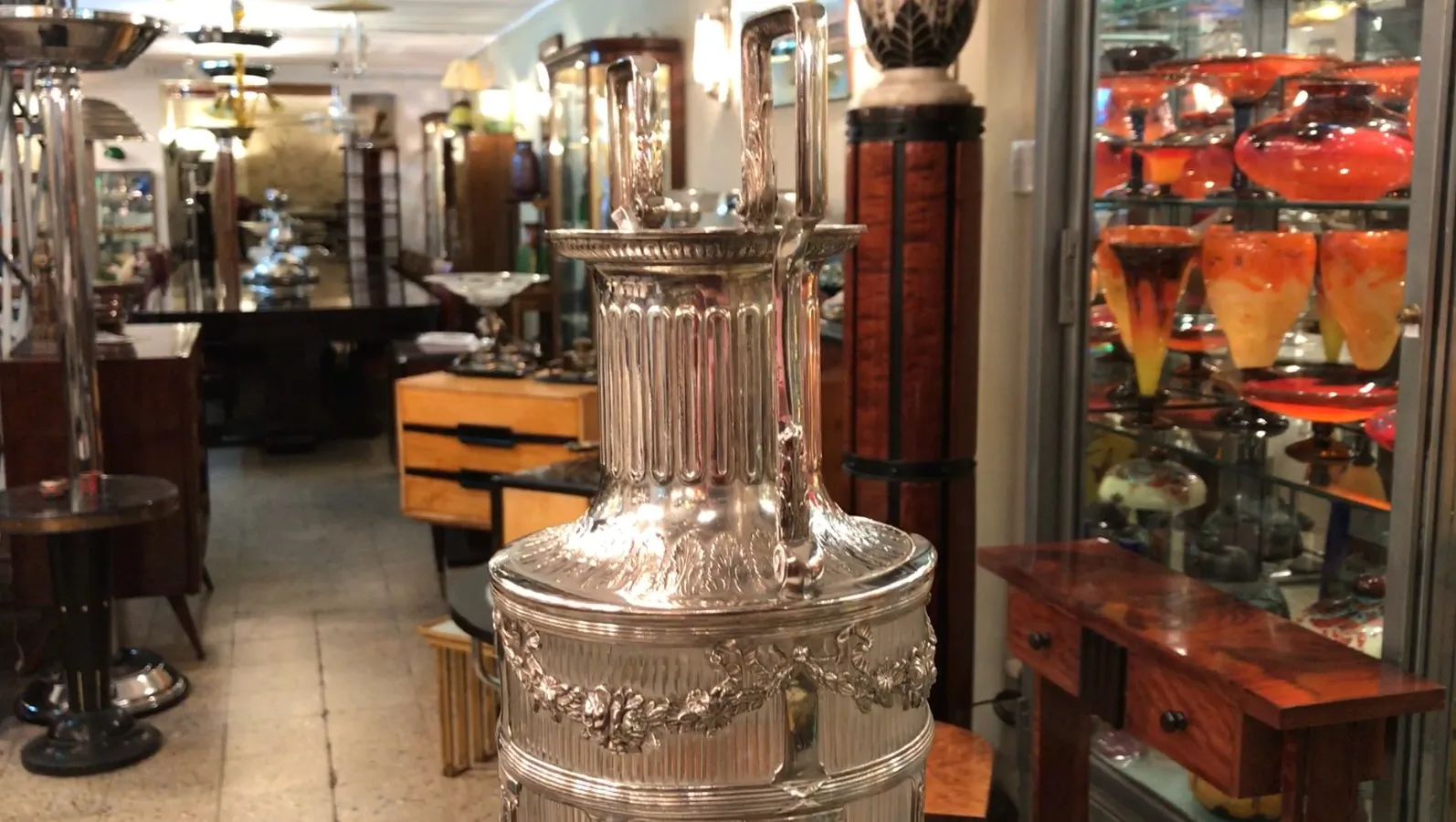 2 vases anciens art nouveau dans un décor vintage