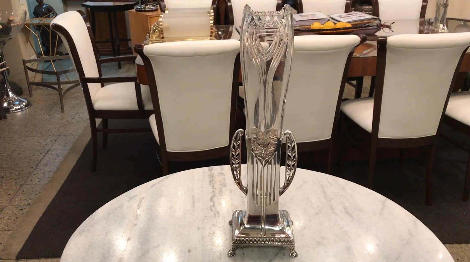 Due vasi antichi con elegante design art nouveau su un tavolo