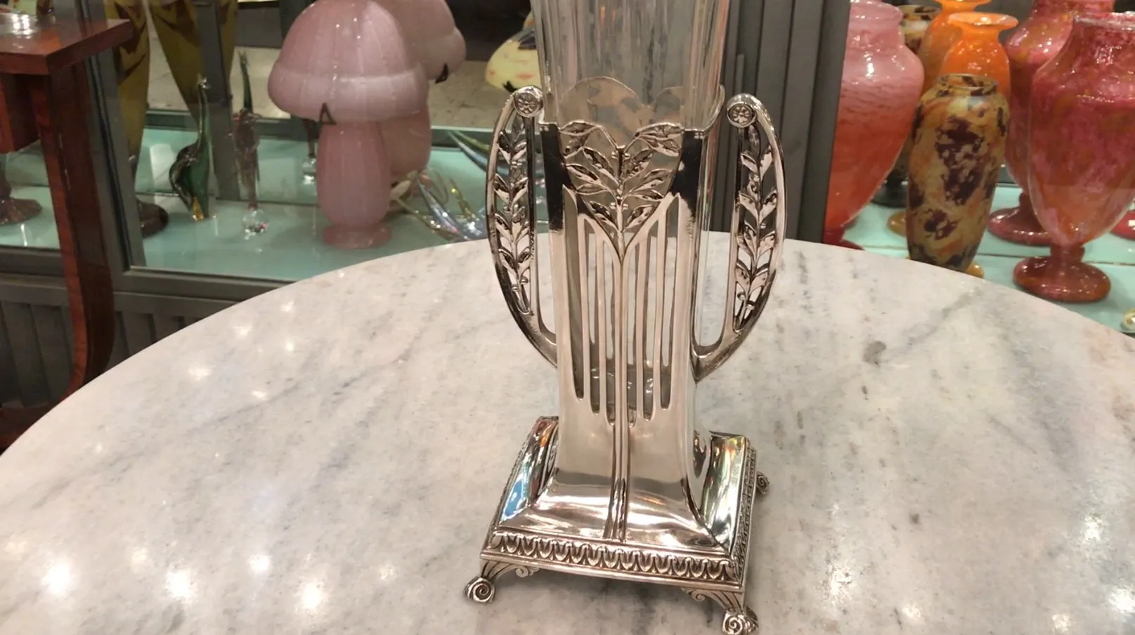 Vaso antico con dettagli a foglia, ornato ed elegante