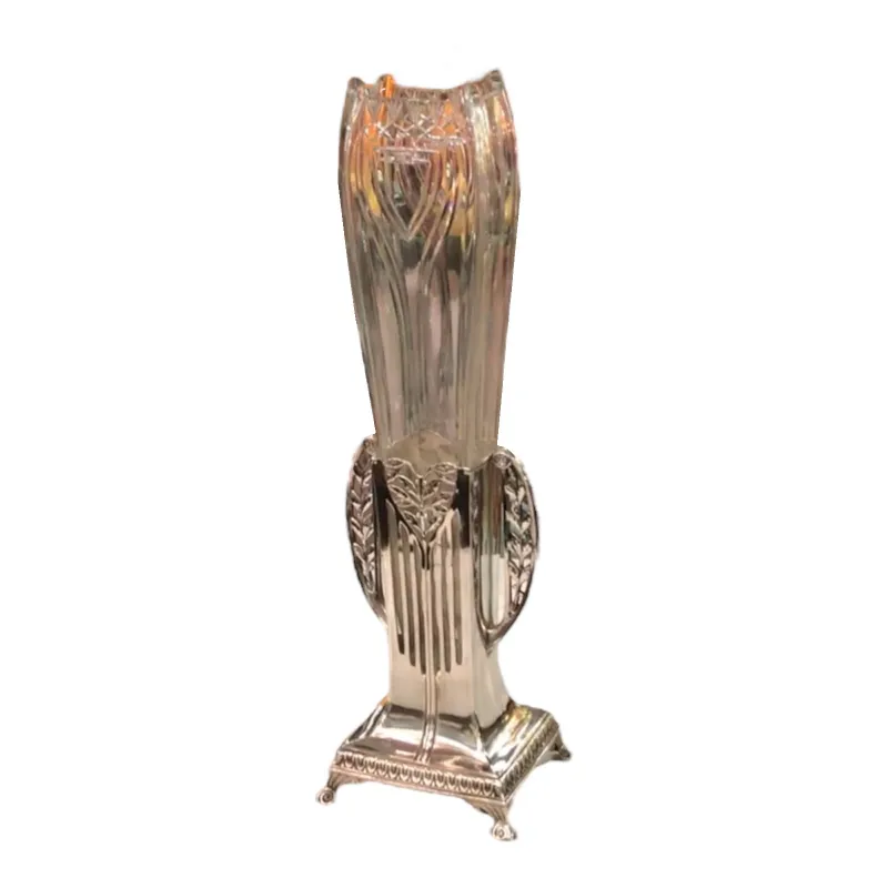 Vaso antico in stile Art Nouveau con piedi decorativi e forma elegante, perfetto per la decorazione