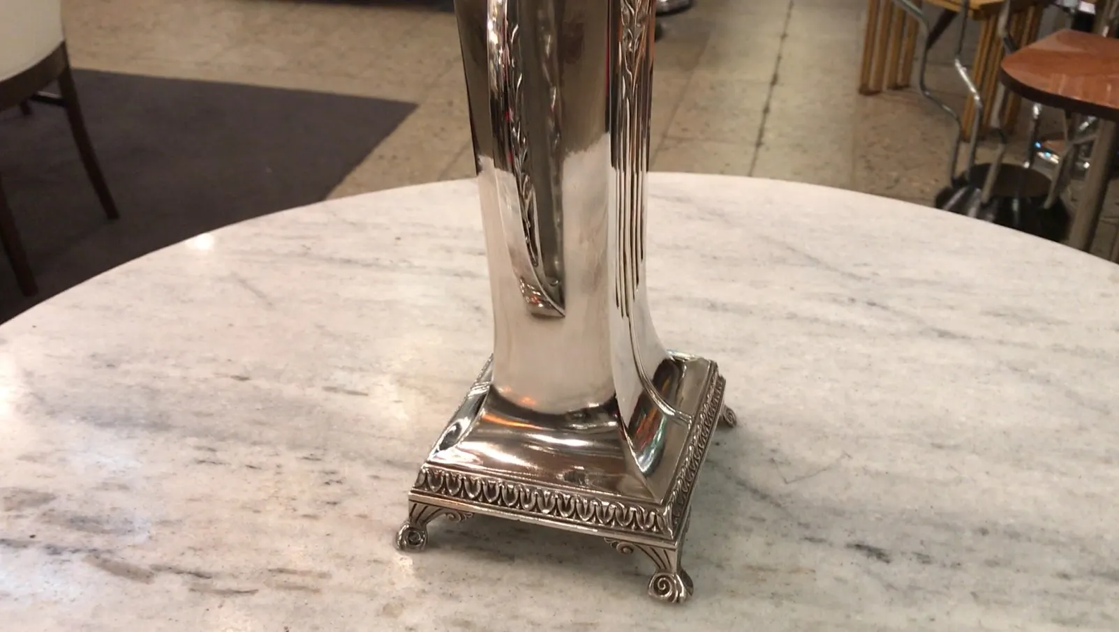 Due vasi antichi con design Art Nouveau su un tavolo elegante