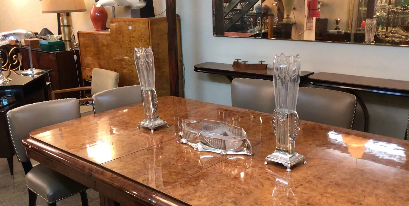 2 vasi antichi art nouveau su un tavolo elegante con illuminazione