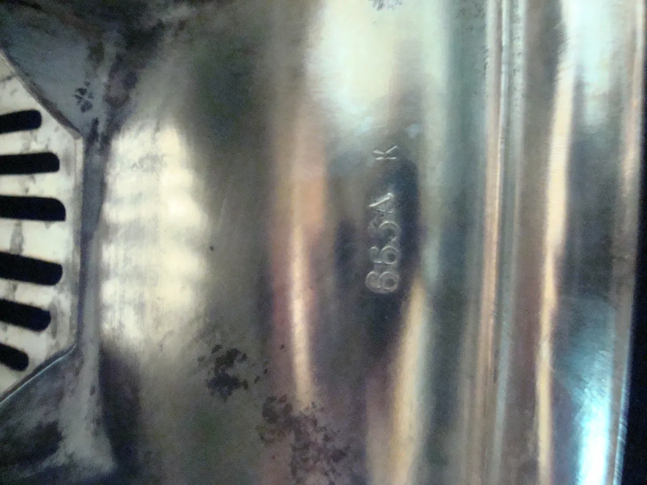 Deux vases anciens de style Art Nouveau placés côte à côte.