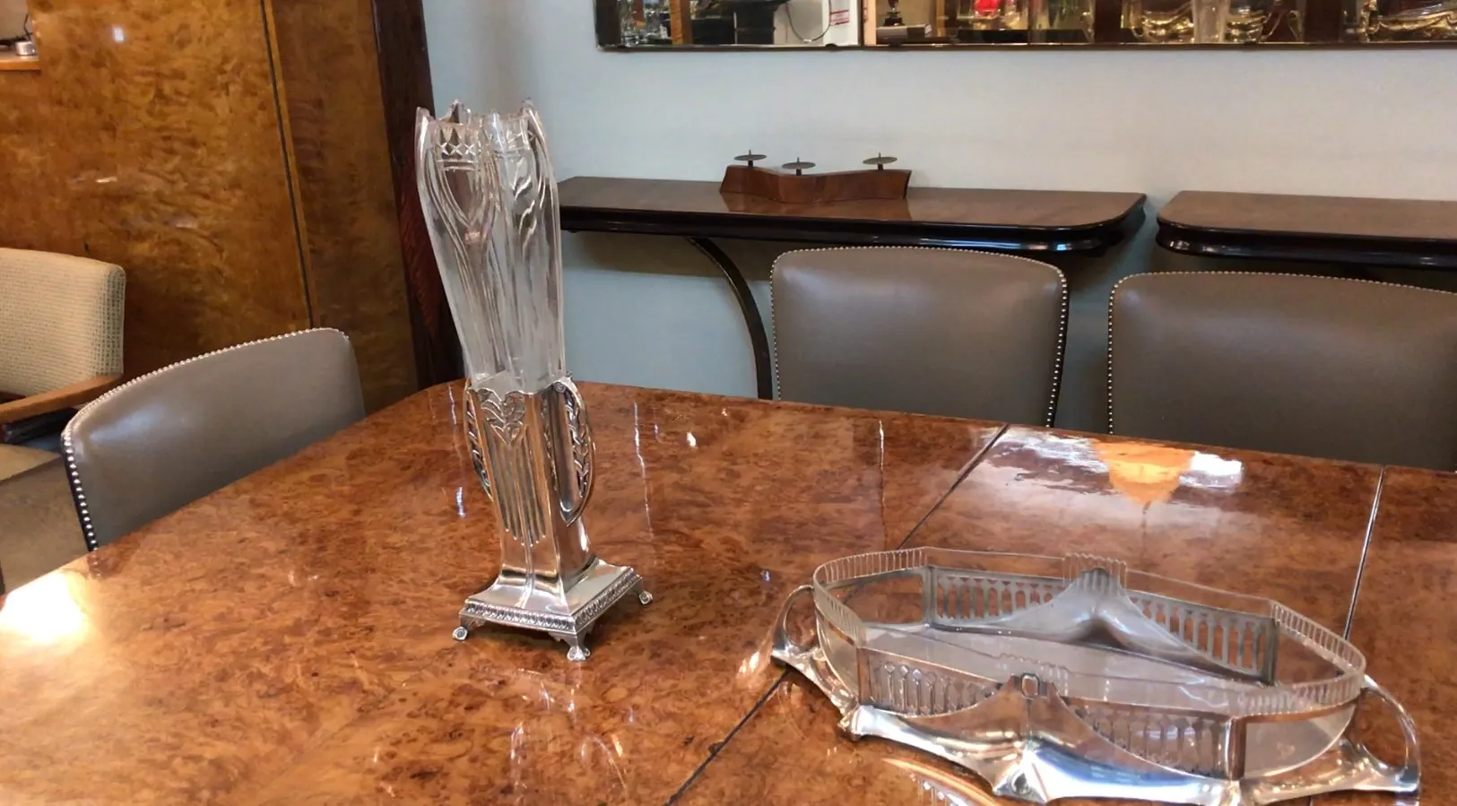 zwei antike blumenvasen mit art nouveau-design auf einem tisch