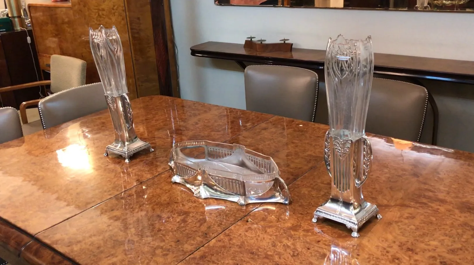 Deux vases anciens de style Art Nouveau sur une table.