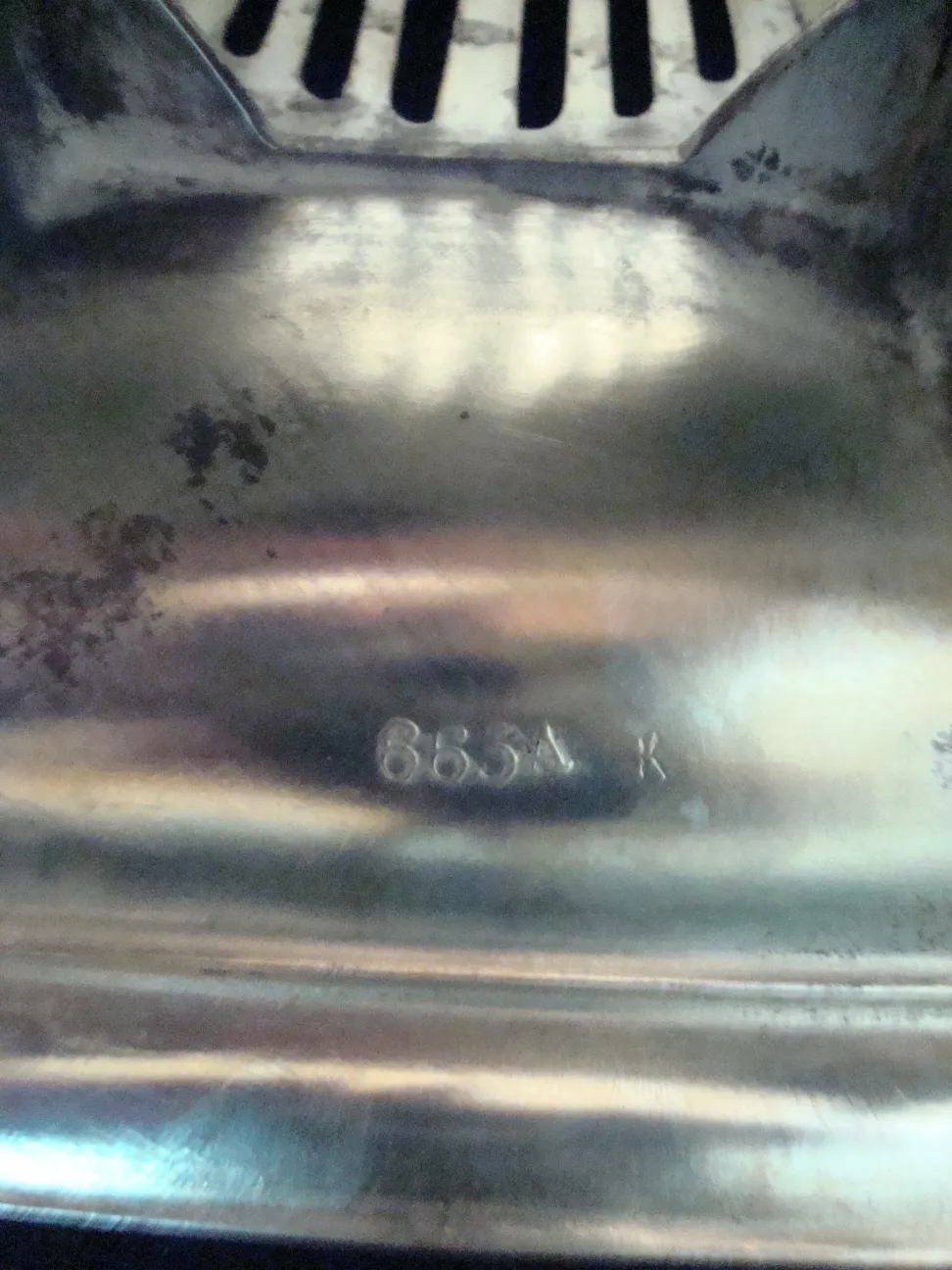 Dois vasos antigos com design art nouveau em um ambiente clássico.