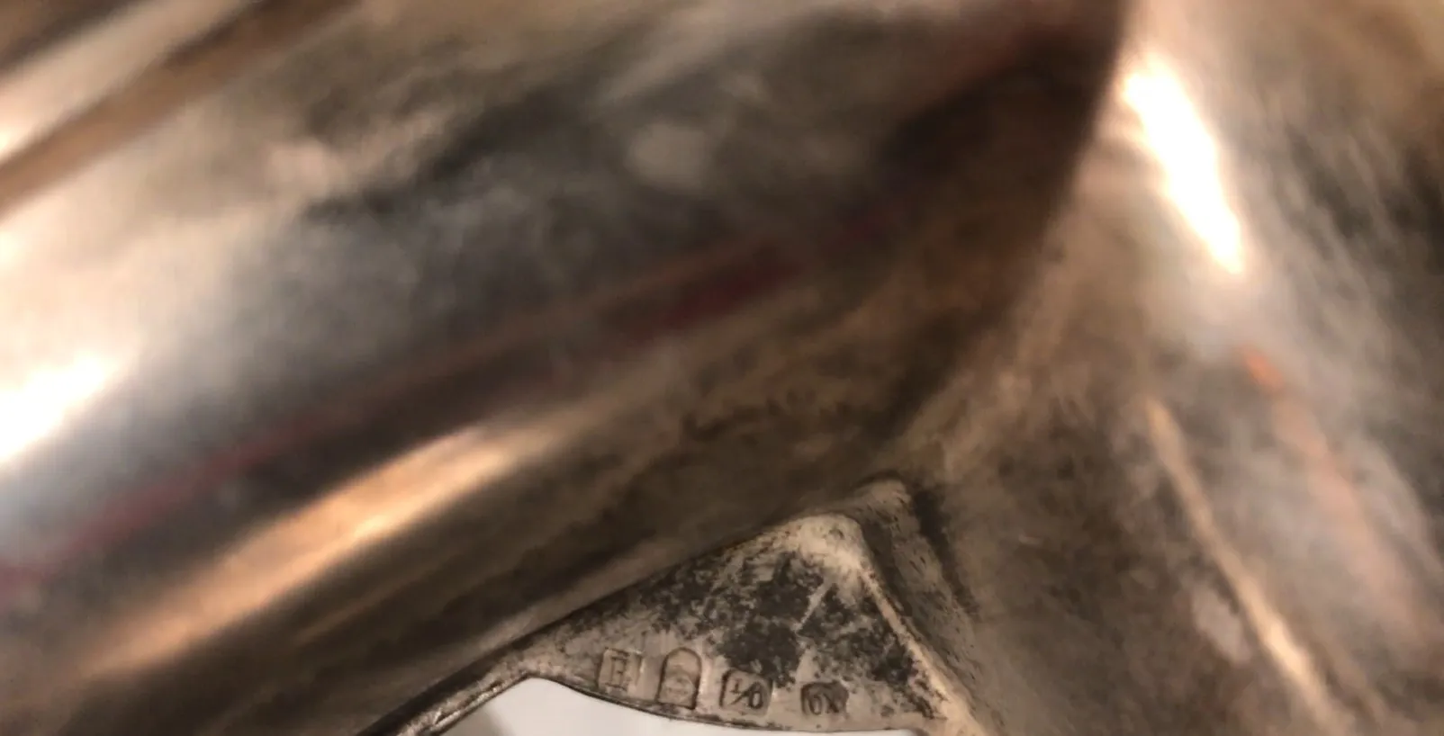 deux vases anciens art nouveau avec motif ornemental