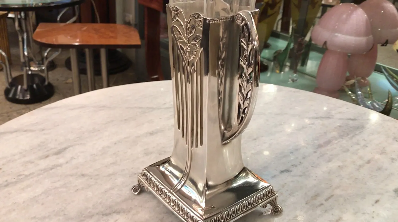 Antiguos floreros en estilo Art Nouveau, decorados con detalles elegantes y un ambiente acogedor.