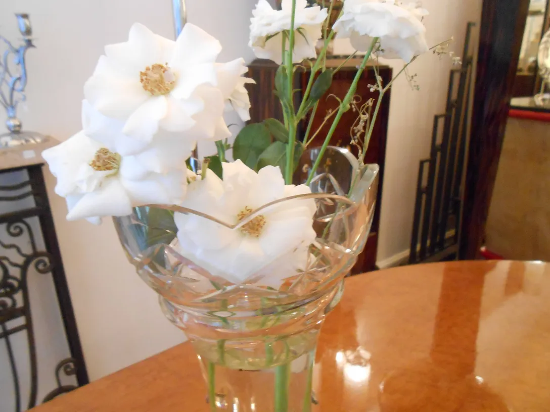 Zwei antike Glasvasen mit weißen Blumen