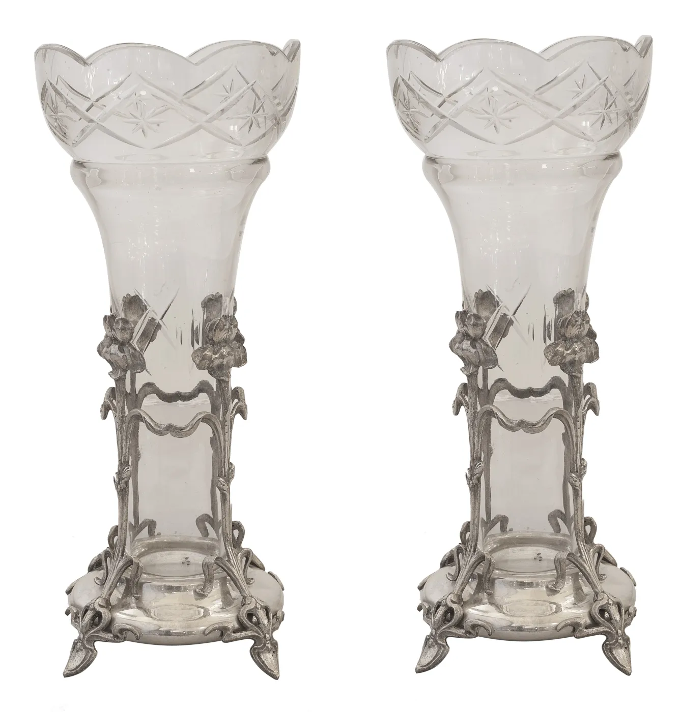 deux vases anciens avec base décorative Art Nouveau, design élégant.