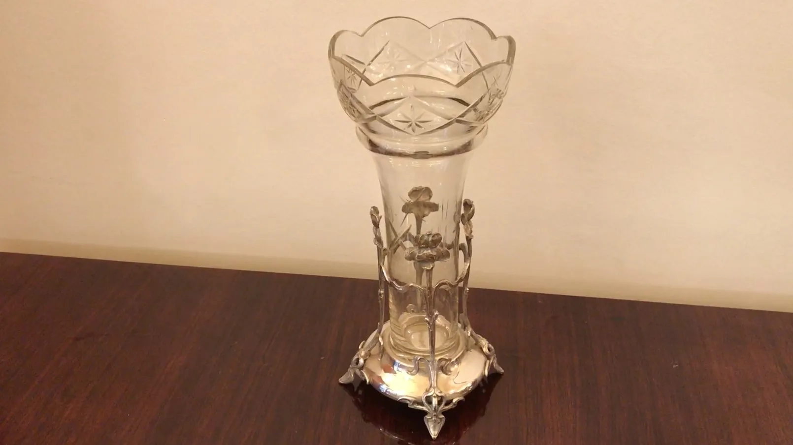 2 vasos antigos com design elegante e base floral, em um ambiente acolhedor.