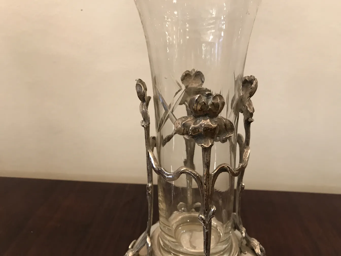 Antiques, two vases in art nouveau style, adorned with flowers.