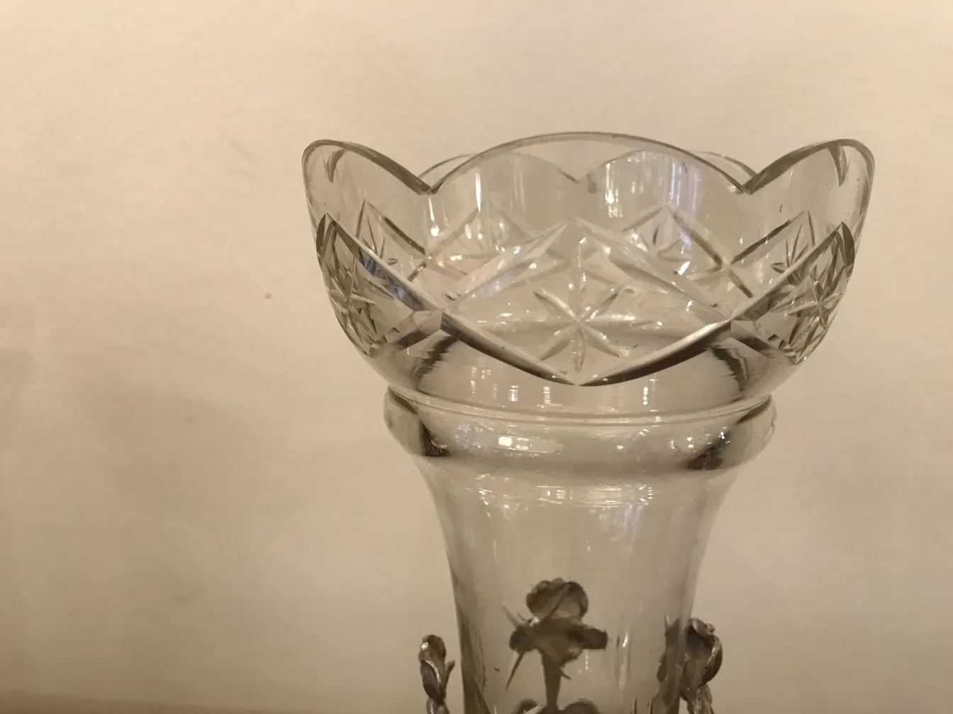 deux vases anciens au design Art Nouveau