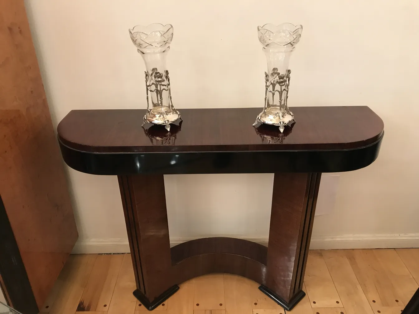 Paire de vases anciens art nouveau sur une table