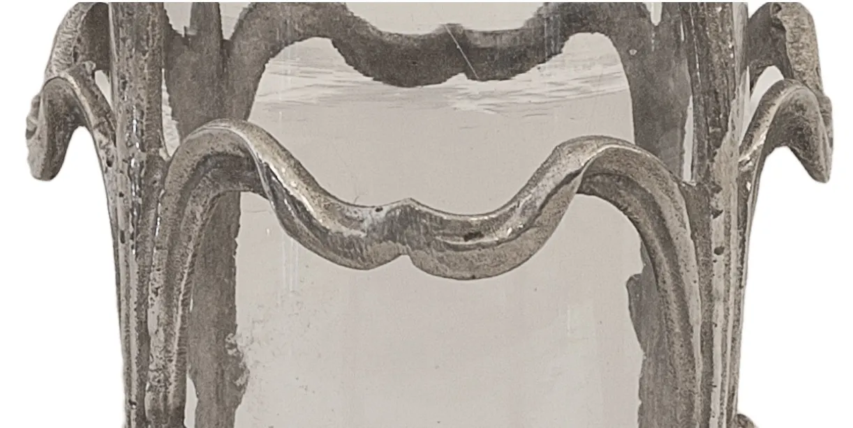 Deux vases anciens avec un design Art Nouveau dans un cadre élégant.