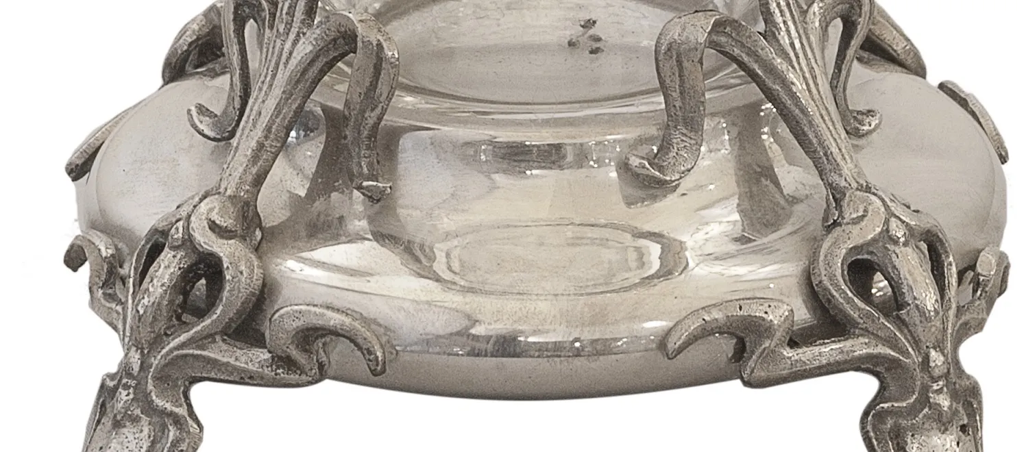 две антикварные вазы с декоративными элементами