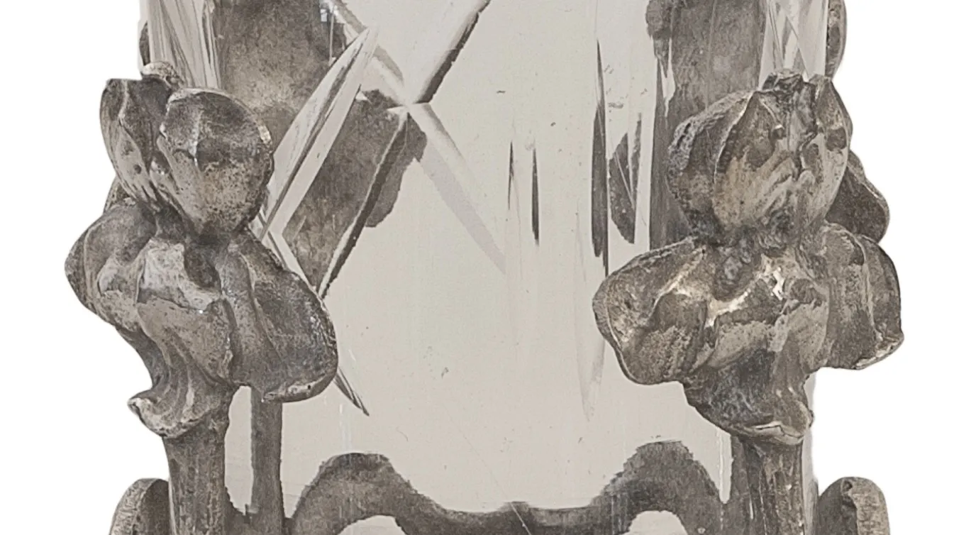 장식 꽃이 특징인 아르누보 스타일의 고전 꽃병 2개, 배경은 중립색.