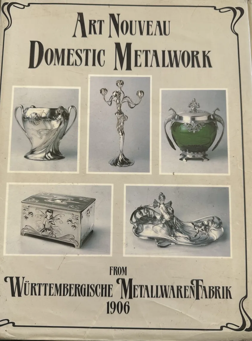 deux vases décoratifs dans un cadre ancien, style art nouveau