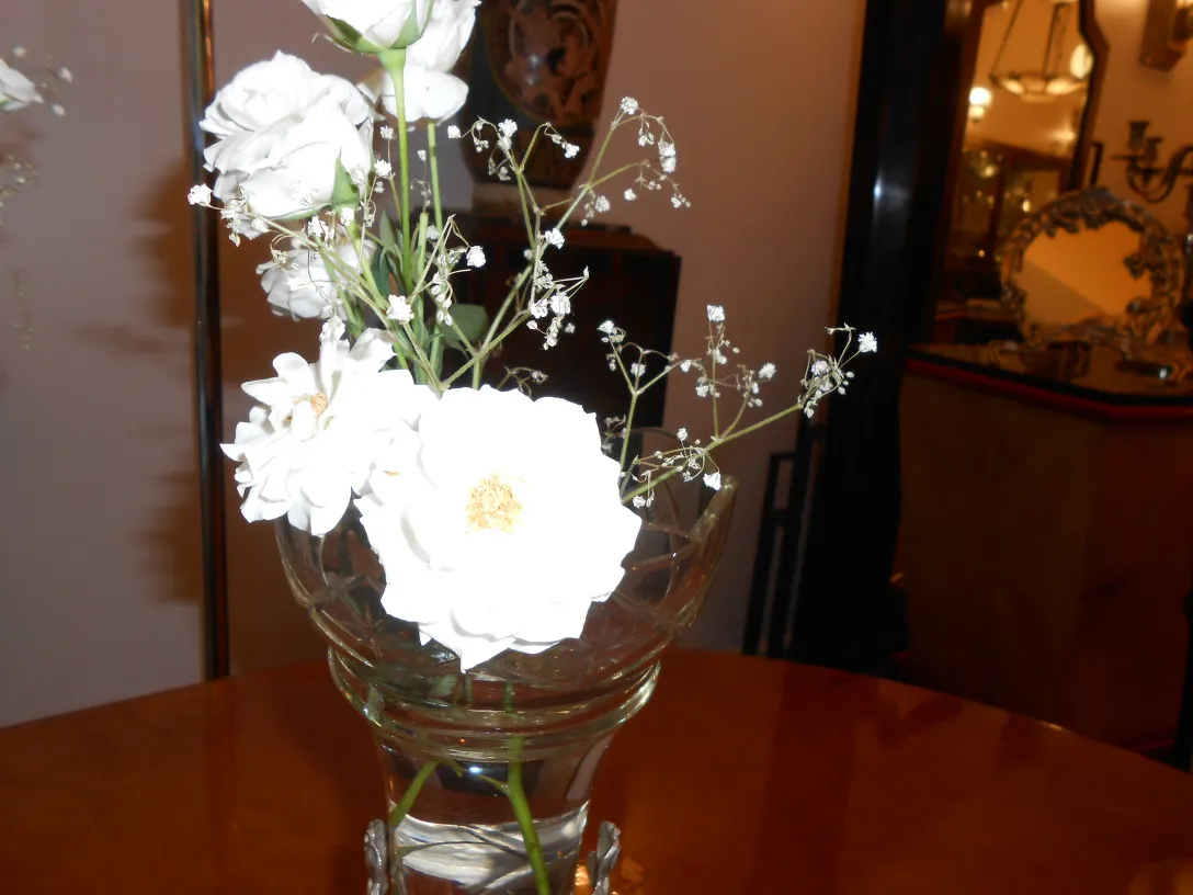 dois vasos antigos com flores brancas