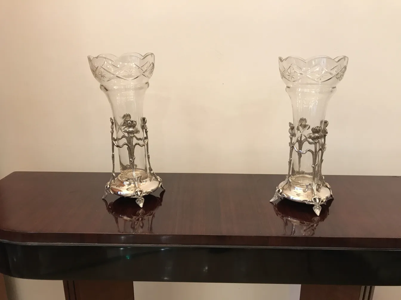 Deux vases anciens en verre avec une base Art Nouveau, magnifiquement décorés.