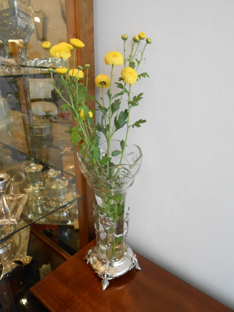 2 مزهرية عتيقة مع زهور صفراء في بيئة أنيقة