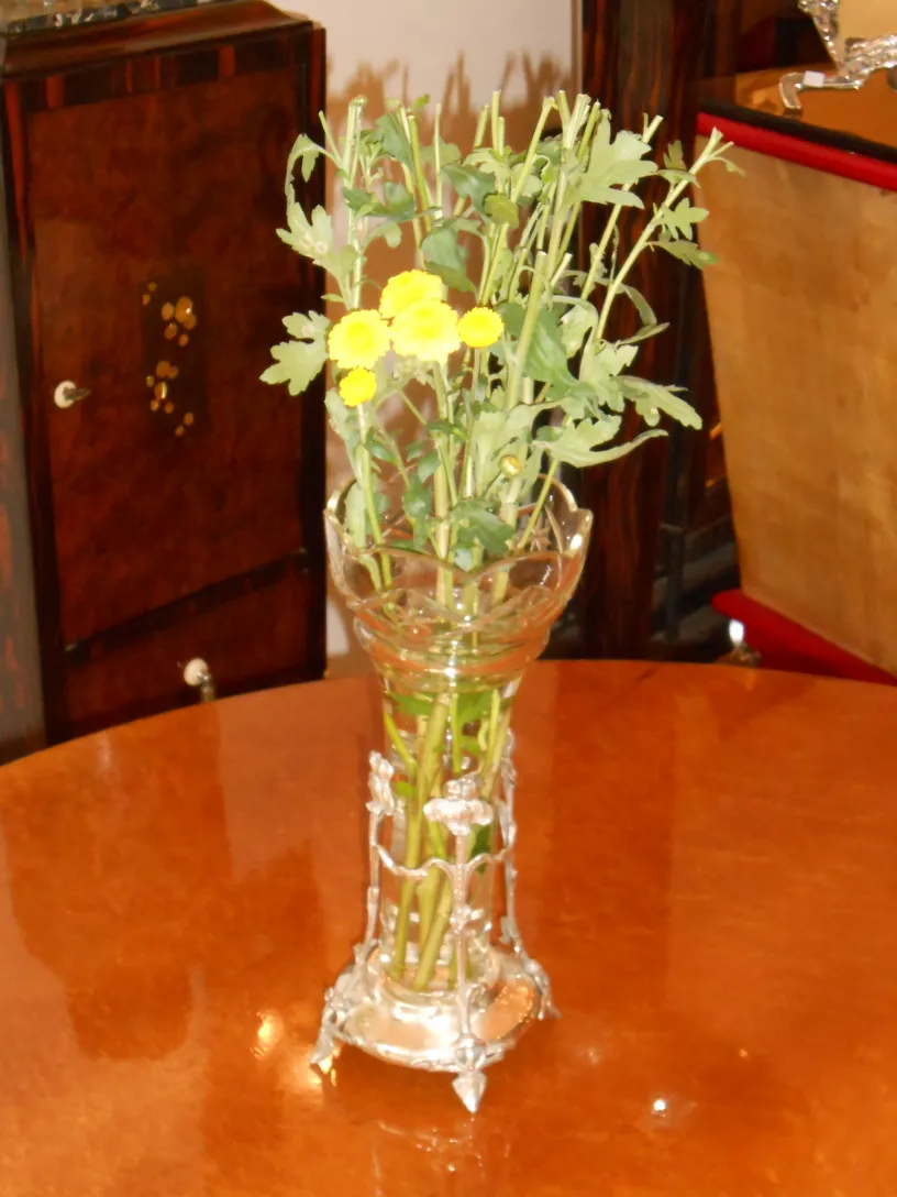 Zwei antike Blumenvasen mit Art Nouveau Dekoration auf dem Tisch