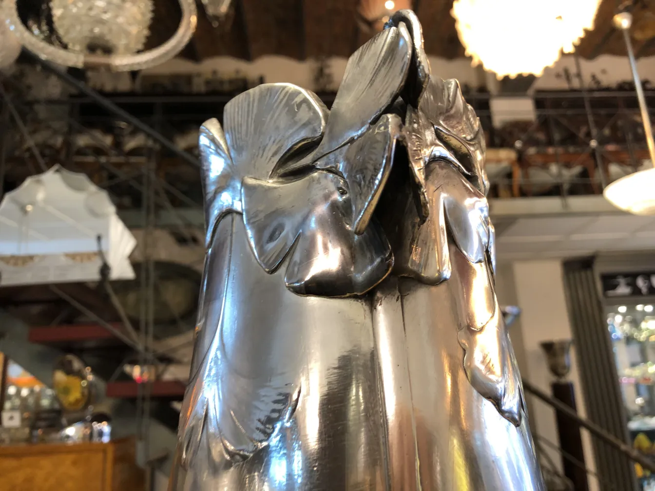 上に花の詳細があるアンティーク花瓶