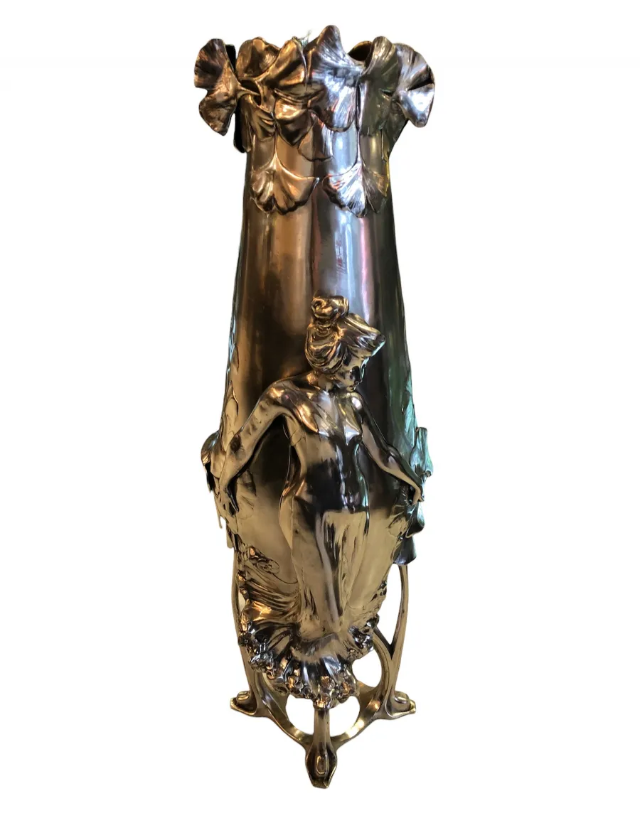 antike vase verziert mit figur und blättern