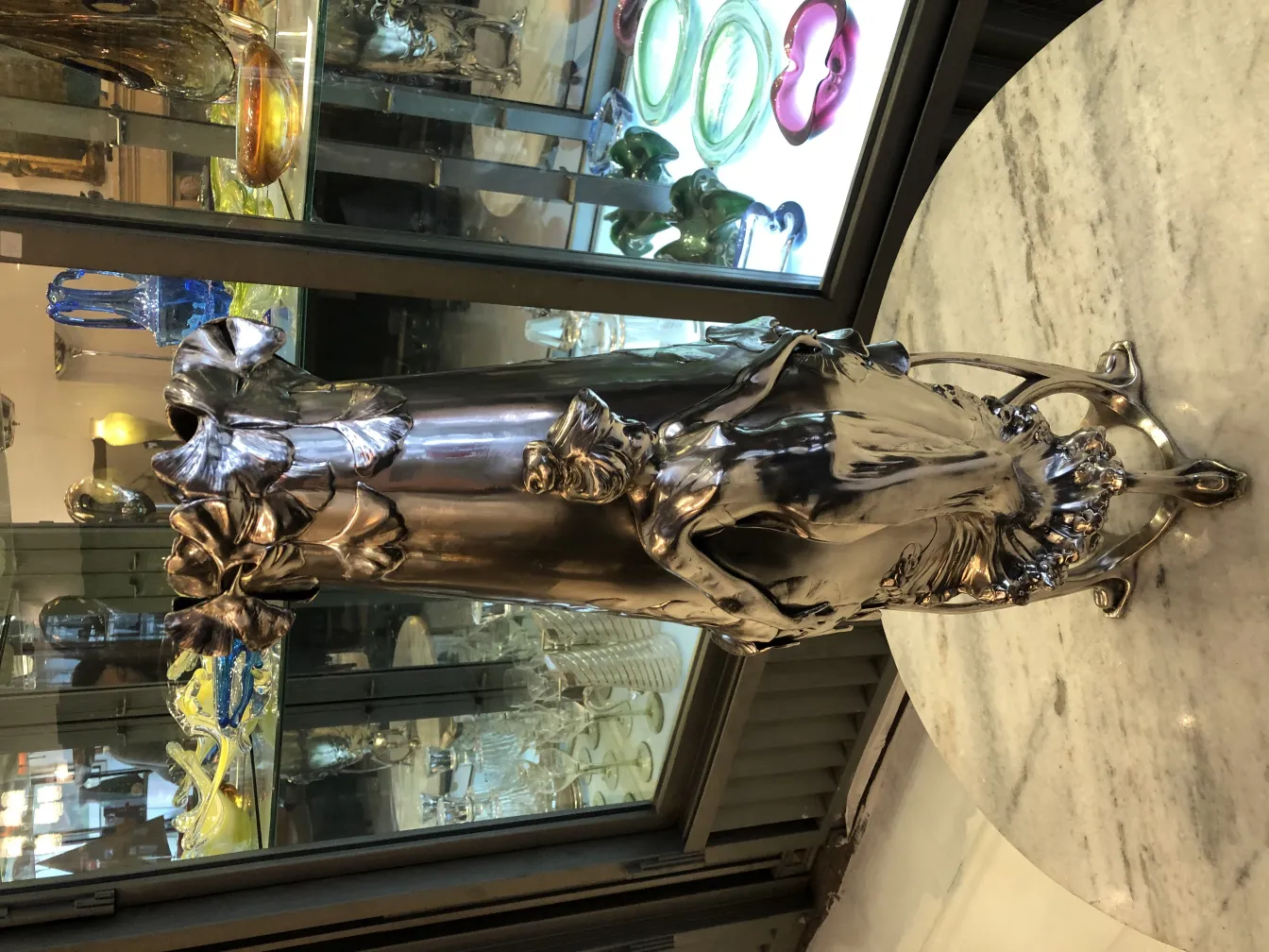 vase antico con forma elaborata e decorativa