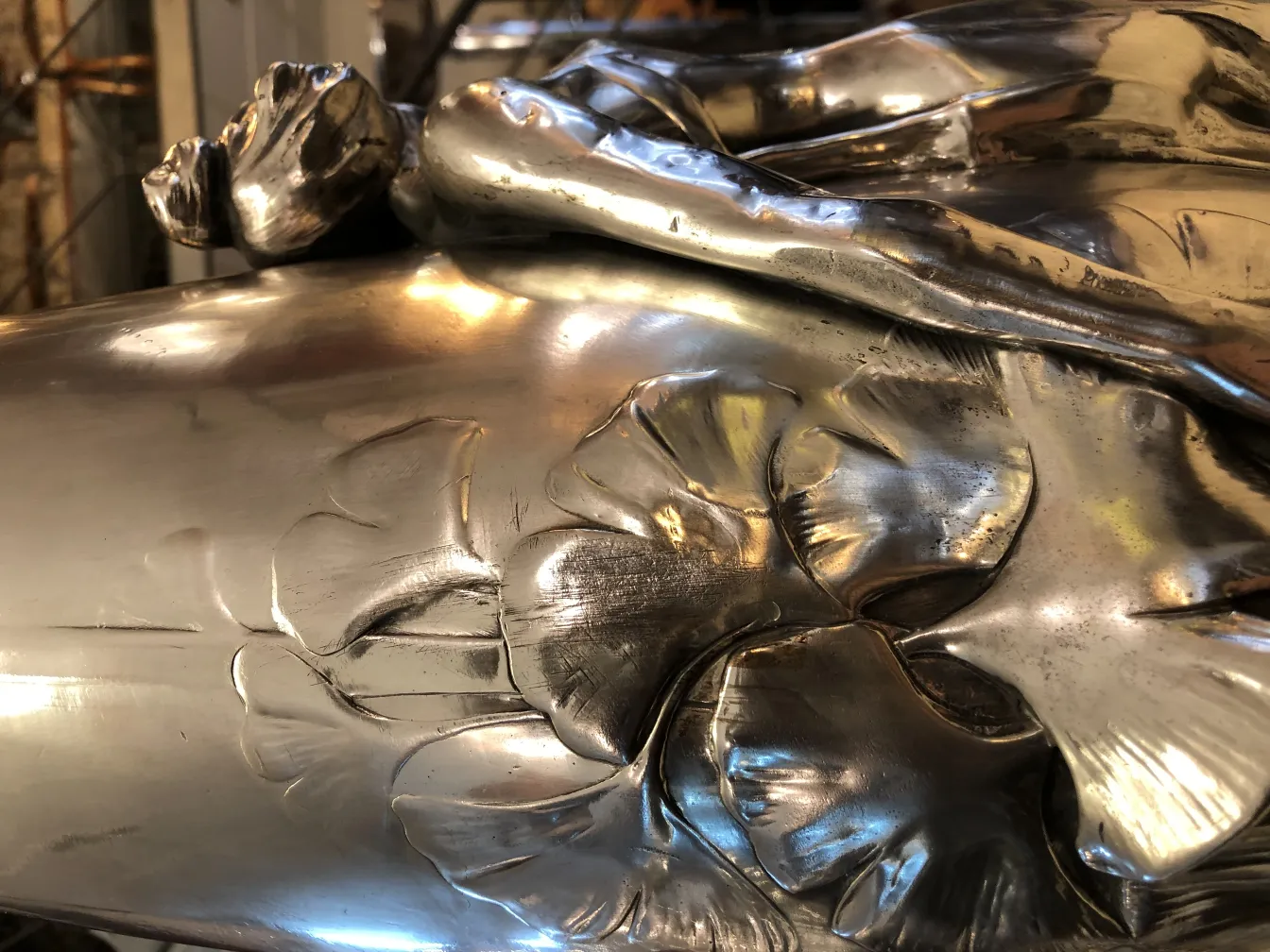 antike vase mit erhabener künstlerischer blume