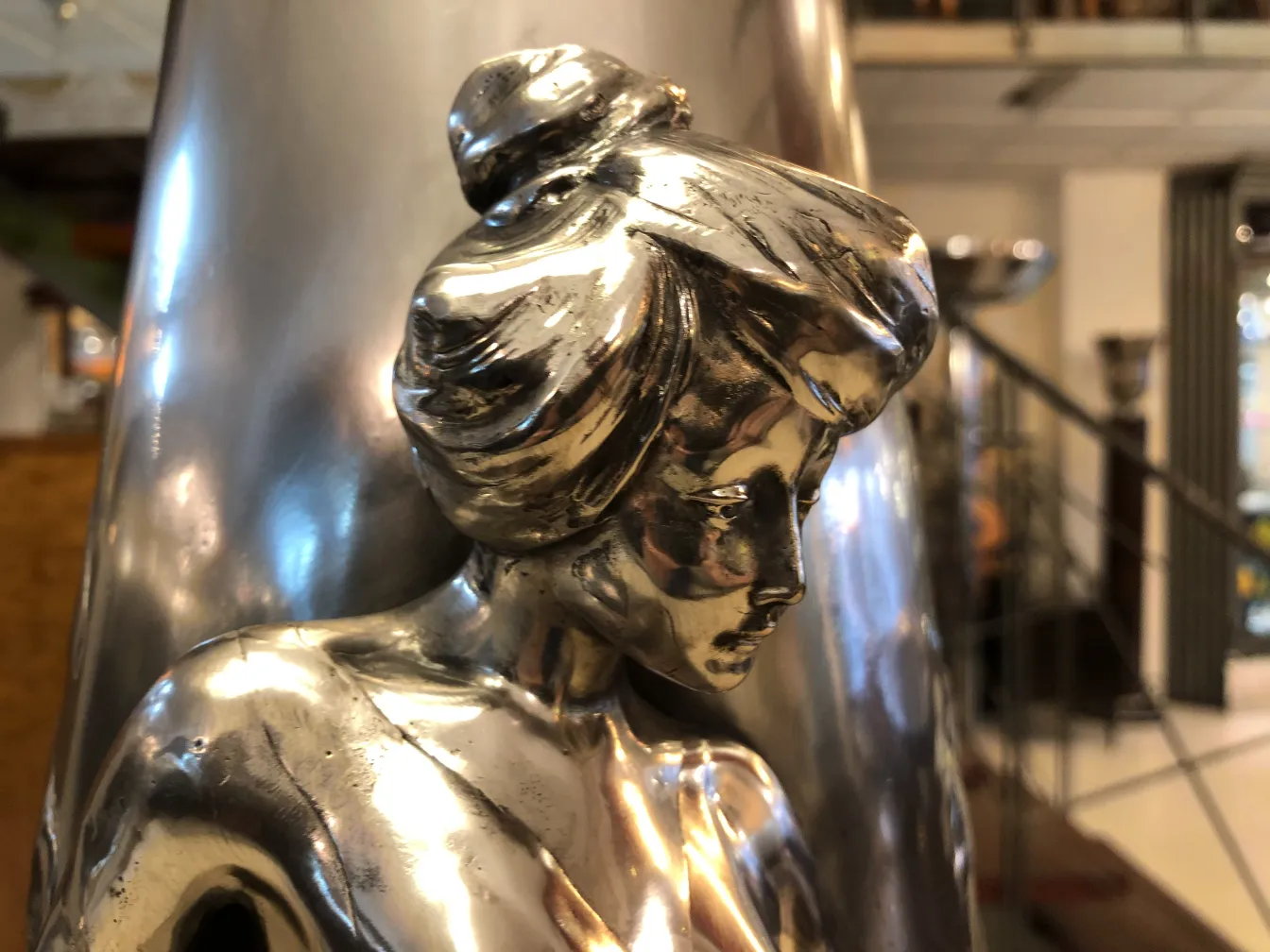 Antike Vase mit dekorativer Figur im Art Nouveau-Stil.