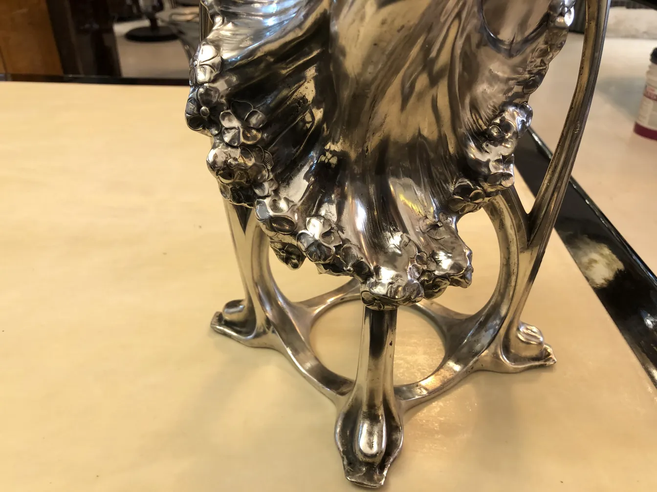 antike vase mit eleganter form und floralen details